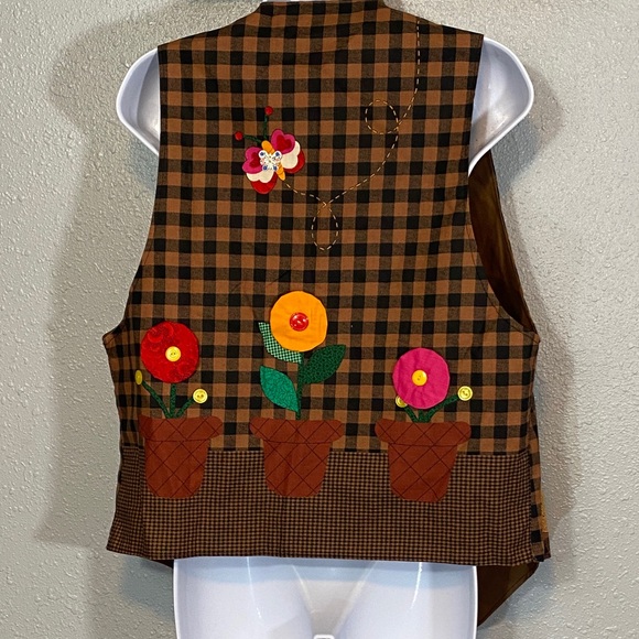 Charming Checkered Vest with Cat and Floral Design - Picture 5 of 9
